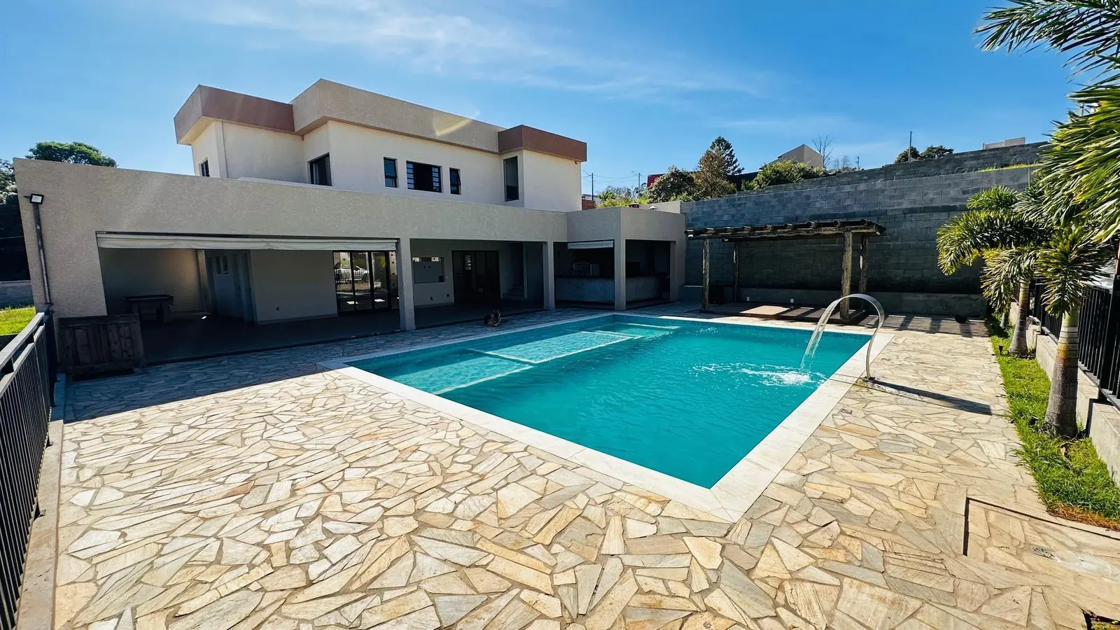 Vista frontal da piscina e da estrutura do Recanto Solar